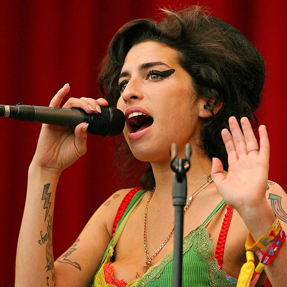 Audio equipment, Microphone, Lip, Entertainment, Performing arts, Electronic device, Hairstyle, Music, Event, Hand, 