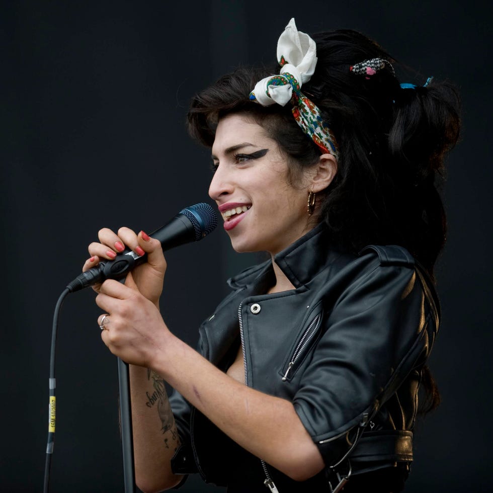 Audio equipment, Microphone, Hairstyle, Music, Music artist, Electronic device, Performing arts, Fashion accessory, Pop music, Singing, 