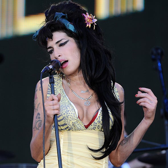 Audio equipment, Microphone, Electronic device, Hairstyle, Entertainment, Event, Performing arts, Music, Music artist, Technology, 