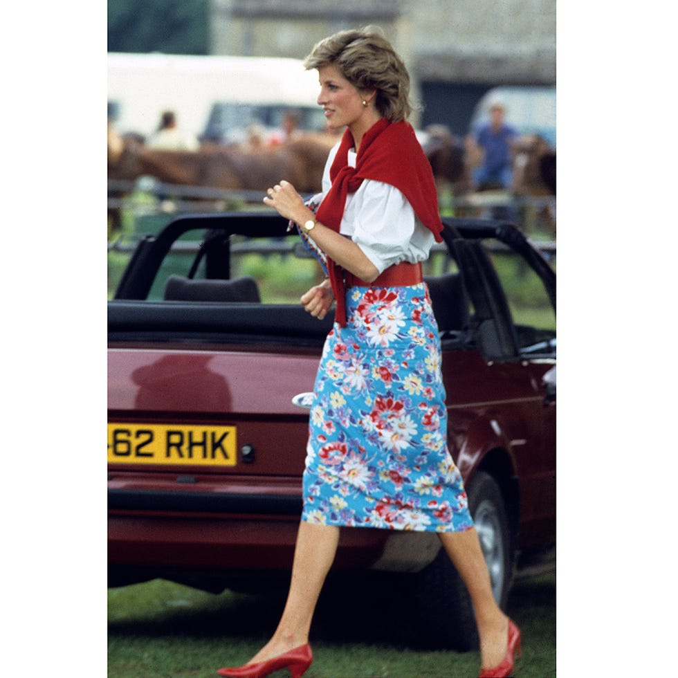 Automotive tail & brake light, Dress, Street fashion, Vehicle door, Bag, Vehicle registration plate, Automotive lighting, Luggage and bags, Calf, Bumper, Automotive tail & brake light, Dress, Street fashion, Vehicle door, Bag, Vehicle registration plate, Automotive lighting, Luggage and bags, Calf, Bumper,