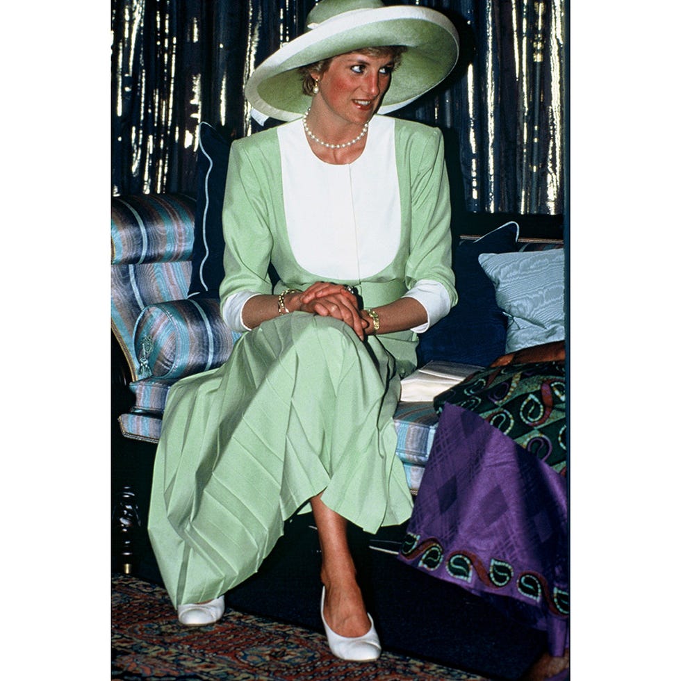 Clothing, Hat, Textile, Bag, Dress, Fashion, Sun hat, Street fashion, Luggage and bags, Vintage clothing, Clothing, Hat, Textile, Bag, Dress, Fashion, Sun hat, Street fashion, Luggage and bags, Vintage clothing,
