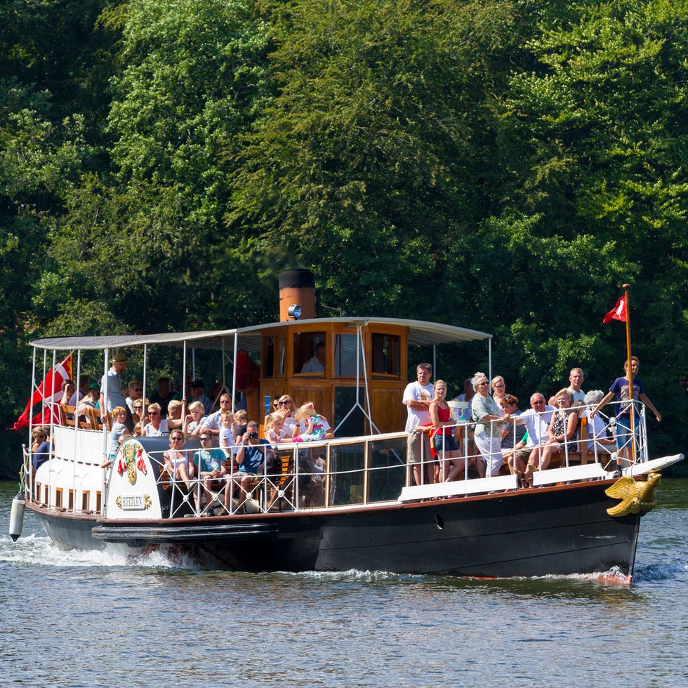 Body of water, Mode of transport, Transport, Passenger, Watercraft, Waterway, Boat, Travel, Ship, Lake, 