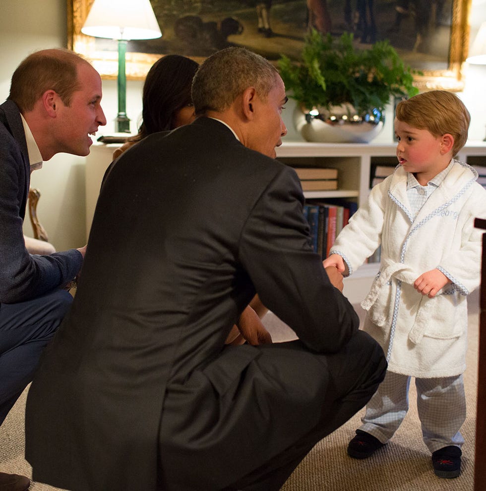 Leg, Trousers, Shoe, Coat, Outerwear, Suit trousers, Suit, Formal wear, Conversation, Houseplant, 