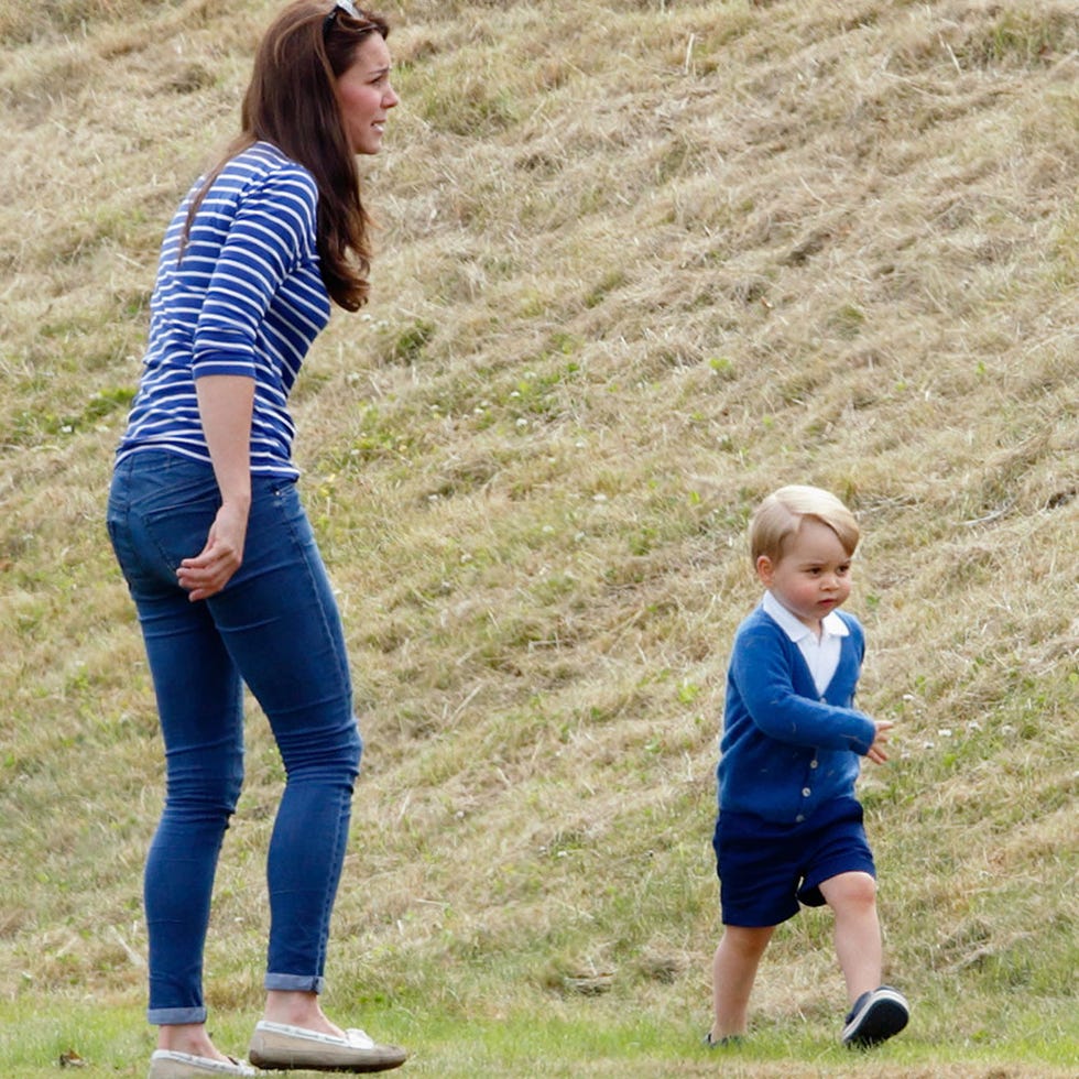 Leg, Trousers, Jeans, Denim, Sunglasses, People in nature, Electric blue, Street fashion, Waist, Goggles, 