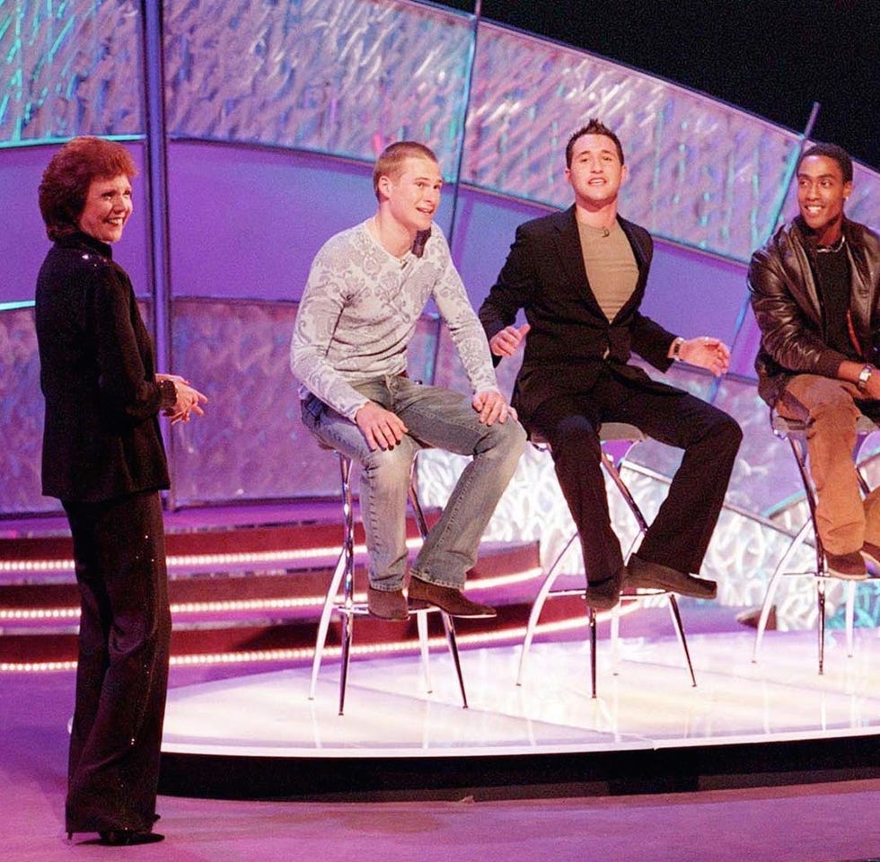 Leg, Shoe, Stage, Chair, Suit trousers, Conversation, heater, Television program, Collaboration, Scene, 