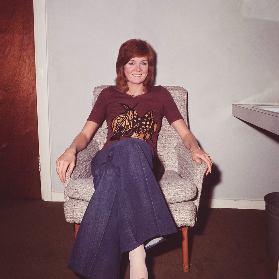 Sleeve, Shoulder, Style, Sitting, Red hair, Jewellery, Maroon, Waist, Necklace, One-piece garment, 