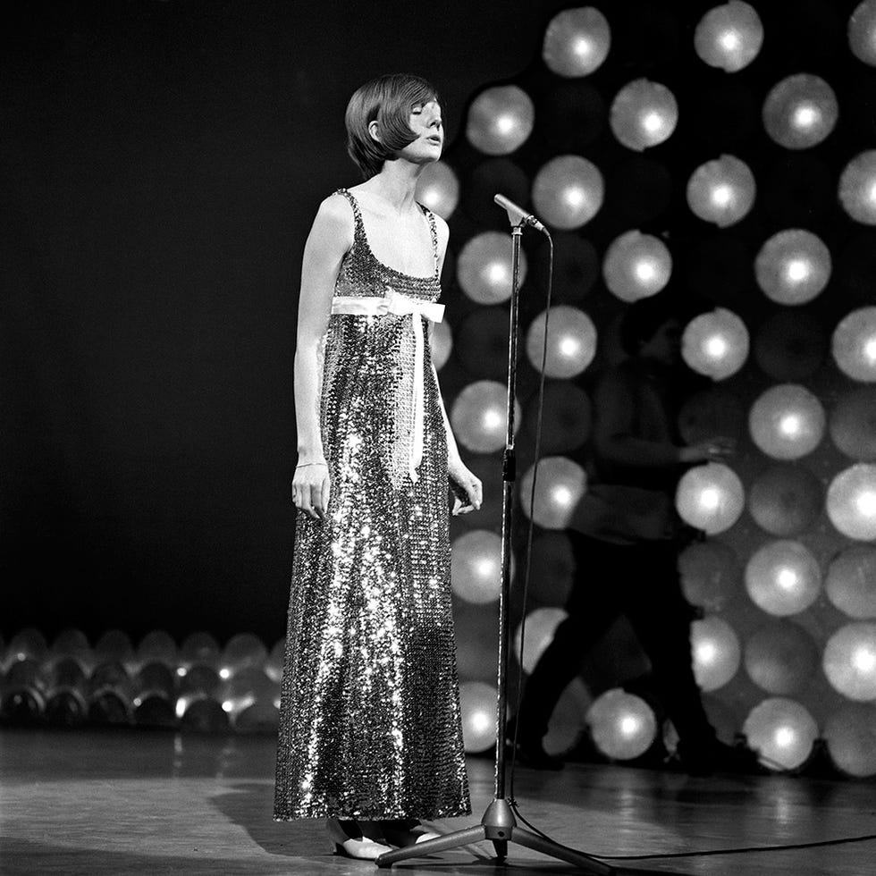 Dress, One-piece garment, Day dress, Stage, Monochrome, Performance art, Fashion design, Talent show, High heels, 