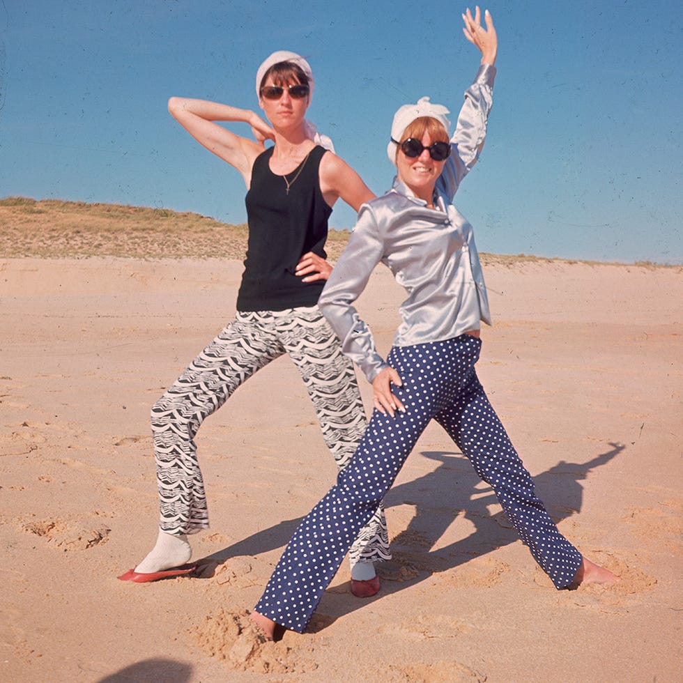 Eyewear, Vision care, Sand, Fun, Natural environment, Goggles, Sunglasses, Landscape, Tourism, Aeolian landform, 
