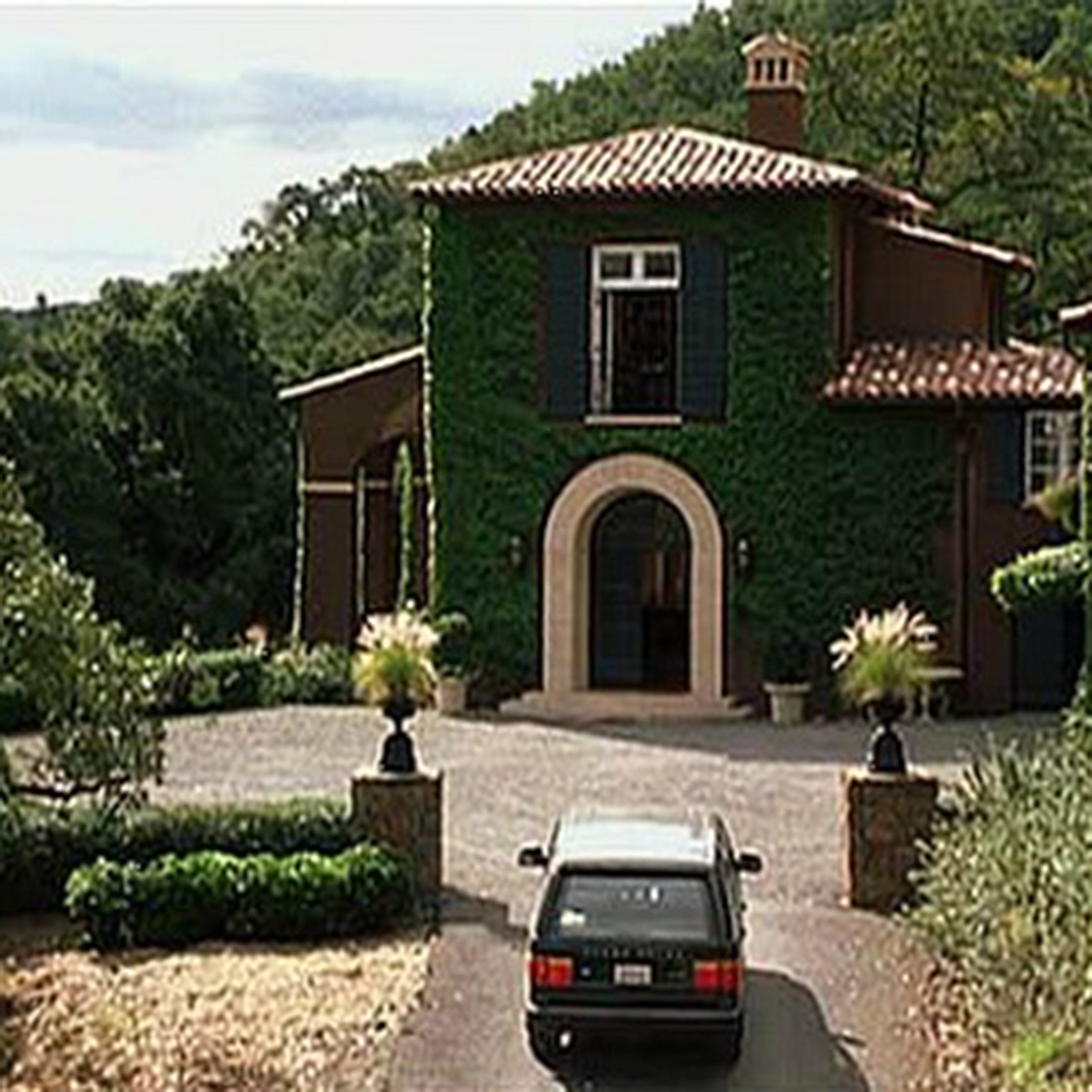 Automotive tail & brake light, Property, House, Landscape, Facade, Shrub, Real estate, Home, Residential area, Land lot, 