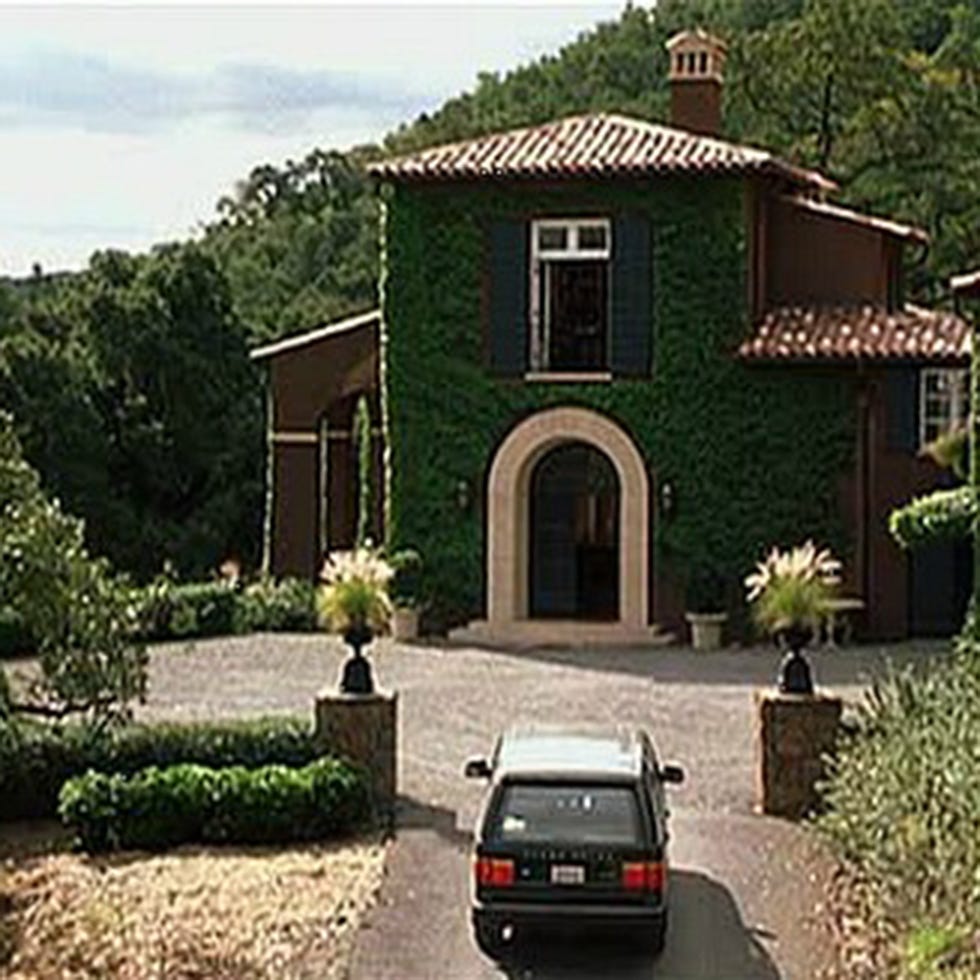 Automotive tail & brake light, Property, House, Landscape, Facade, Shrub, Real estate, Home, Residential area, Land lot, 