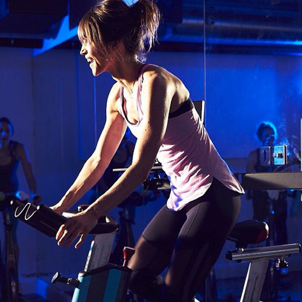 Elbow, Performance, Musical instrument accessory, Trunk, Electronic instrument, Pop music, Indoor cycling, Active tank, Stage, Sleeveless shirt, 