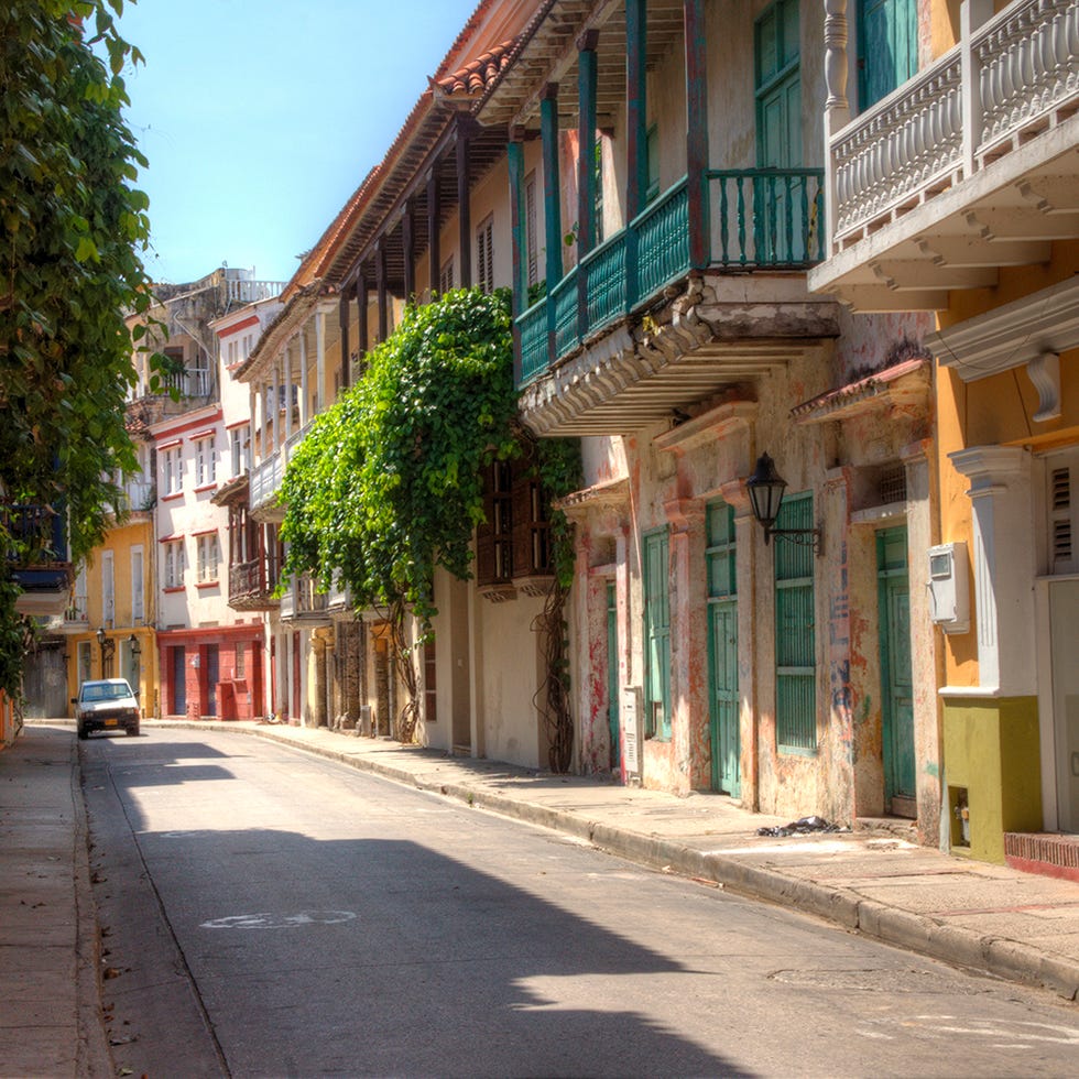 Road, Neighbourhood, Town, Infrastructure, Street, Architecture, Road surface, Building, Real estate, Residential area, 