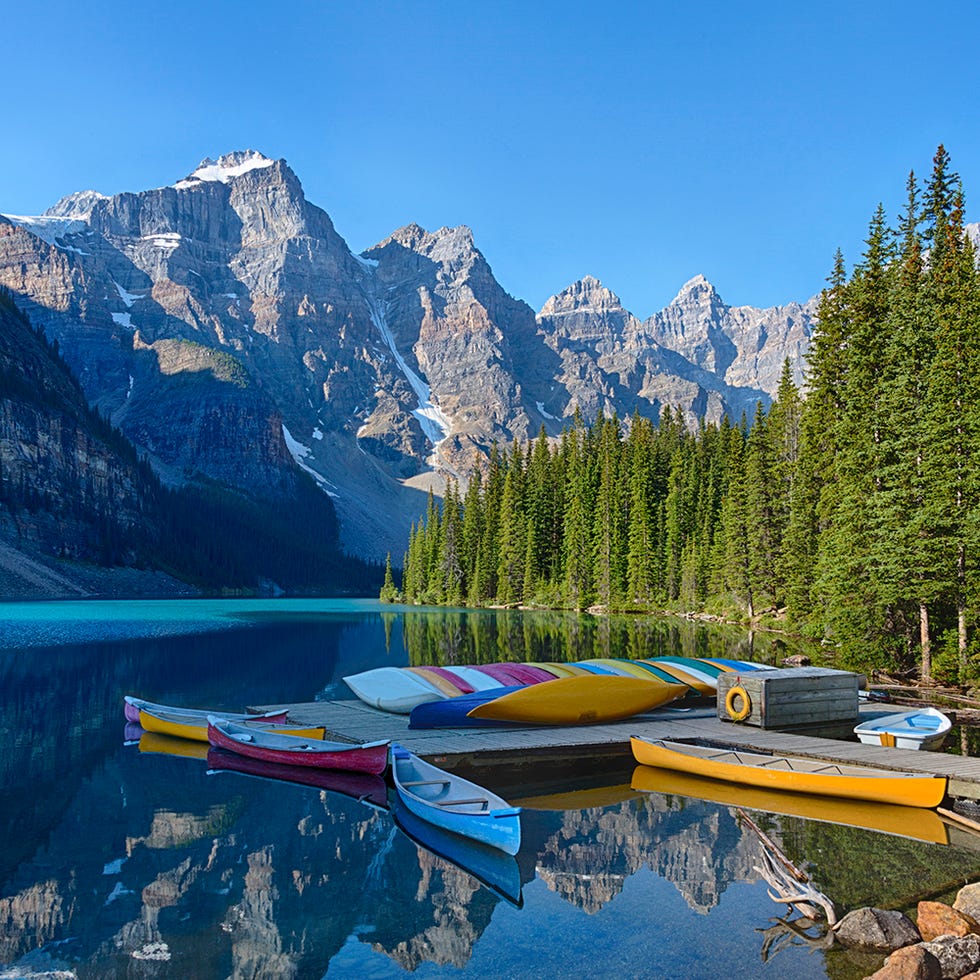 Mountainous landforms, Reflection, Watercraft, Water, Mountain range, Boat, Natural landscape, Boats and boating--Equipment and supplies, Mountain, Watercourse, 