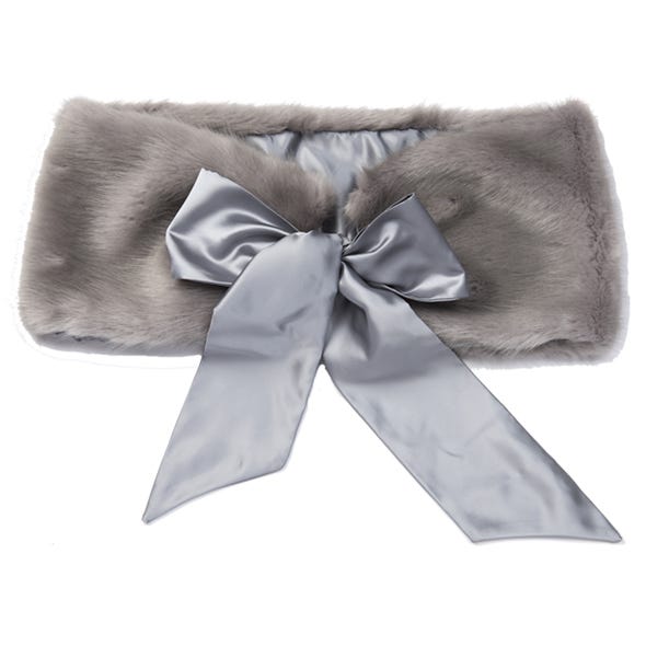 Costume accessory, Ribbon, Fur, Natural material, Knot, Bow tie, Silk, 