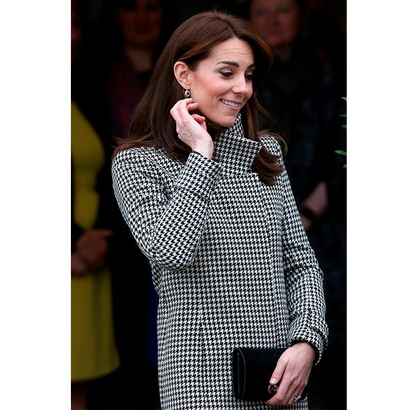 Microphone, Sleeve, Collar, Audio equipment, Dress shirt, Street fashion, Pattern, Fashion, Neck, Plaid, 