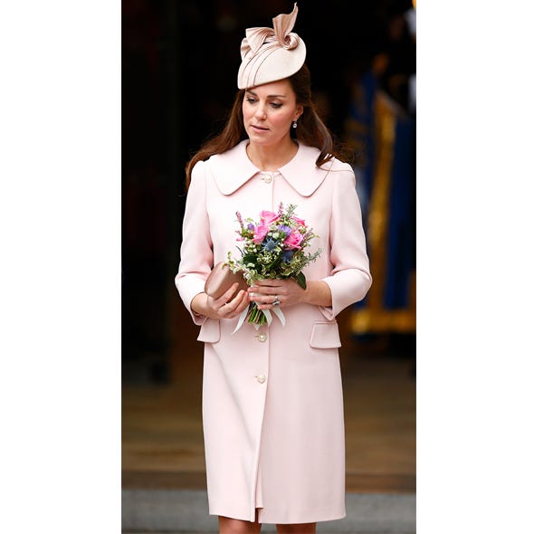Sleeve, Hair accessory, White, Headpiece, Style, Petal, Costume accessory, Fashion, Beige, Blazer, 