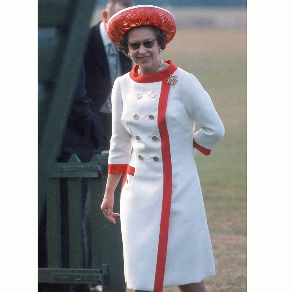 Sleeve, Headgear, Lipstick, Glove, Costume, Street fashion, Necklace, Costume accessory, Clown, Fictional character, 