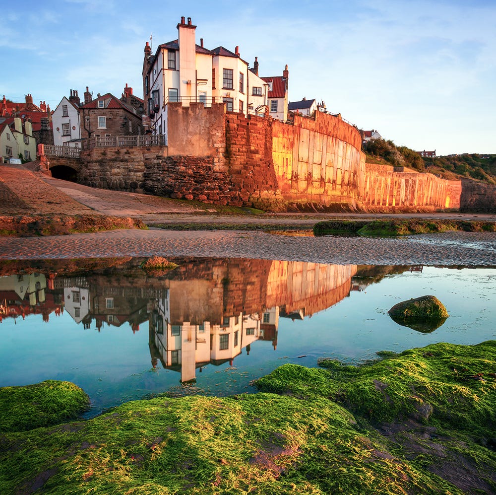 Reflection, Natural landscape, Landscape, Waterway, Landmark, Watercourse, Water castle, Bank, Reservoir, Castle, 