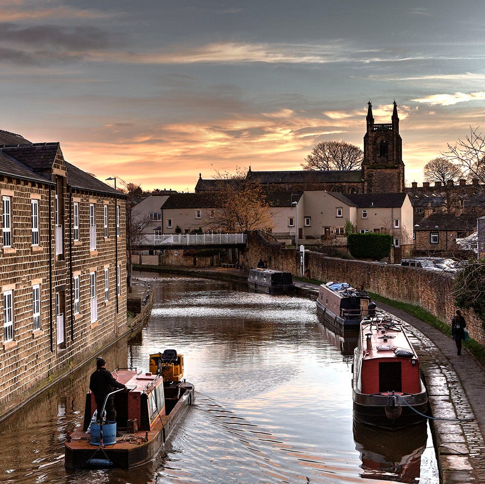 Body of water, Waterway, Watercraft, Channel, Canal, Boat, Town, Boats and boating--Equipment and supplies, Travel, Evening, 