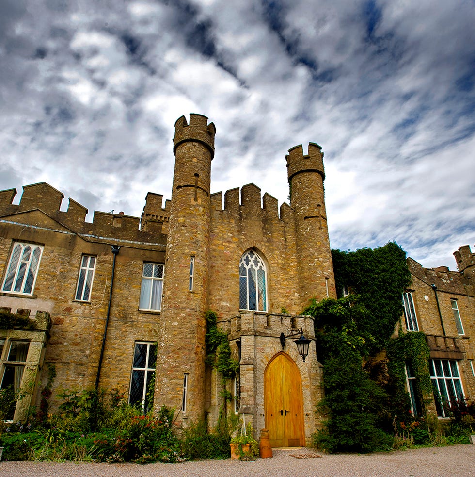 Property, Cloud, Architecture, Building, Wall, Landmark, Castle, Brick, Door, Medieval architecture, 