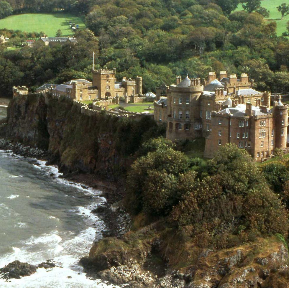 Body of water, Vegetation, Coastal and oceanic landforms, Coast, Shore, House, Bank, Watercourse, Promontory, Bay, 