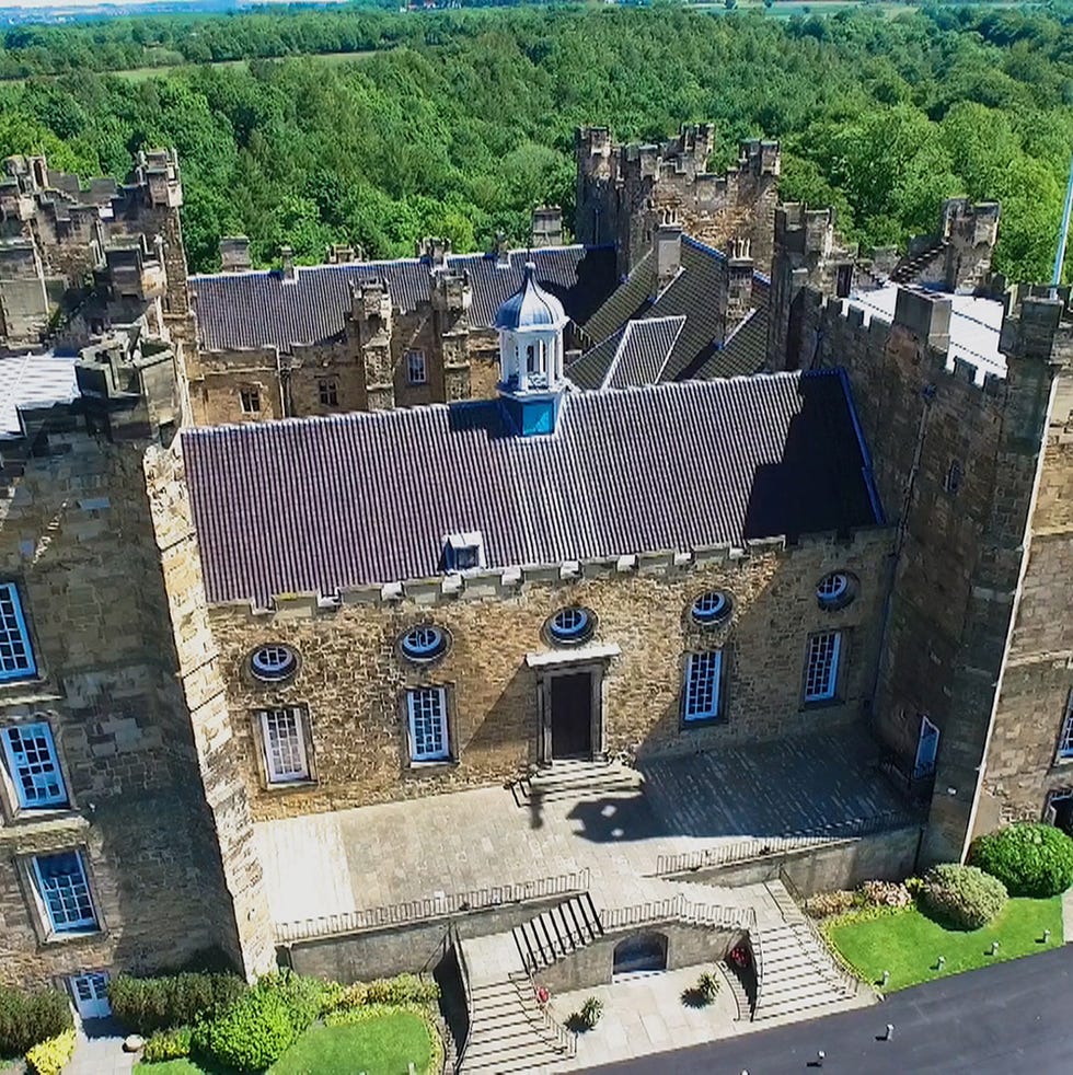 Roof, House, Urban design, Residential area, Medieval architecture, Mansion, Castle, Estate, Manor house, Stately home, 