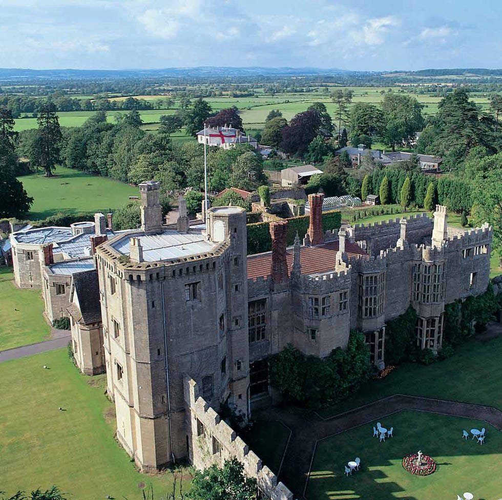 Landmark, Land lot, Castle, House, Medieval architecture, Manor house, Mansion, Palace, Stately home, Château, 