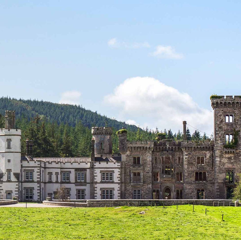 Window, Building, Landmark, Cumulus, Castle, Medieval architecture, Estate, Lawn, Stately home, Mansion, 