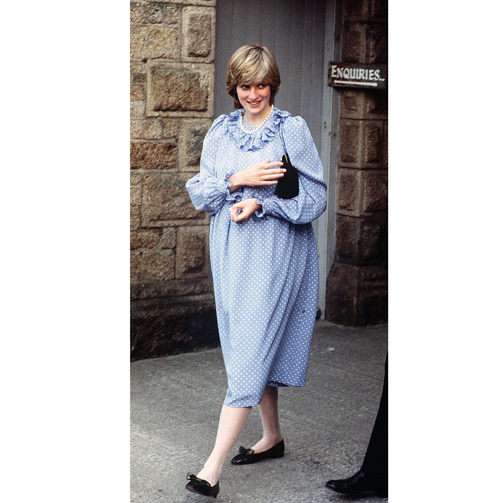 Clothing, Street fashion, Fashion, Dress, Footwear, Shoulder, Shoe, Robe, Denim, Joint, 