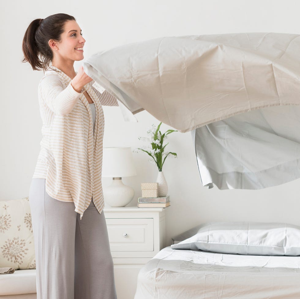 Sleeve, Textile, Room, Interior design, Linens, Bed, Bedding, Grey, Interior design, Bed sheet, 