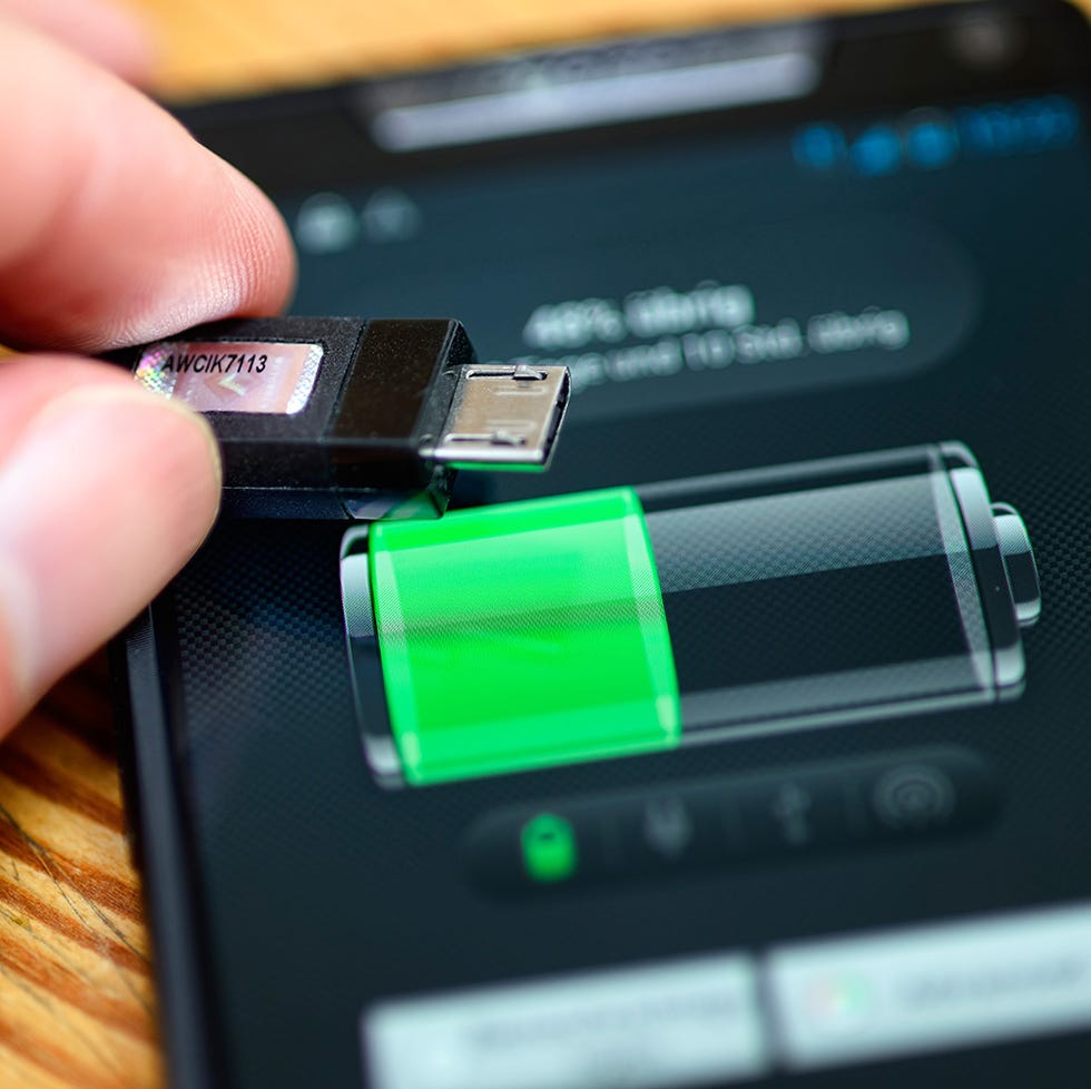 Finger, Electronic device, Technology, Gadget, Electronics, Parallel, Nail, Multimedia, Cable, Electronics accessory, 
