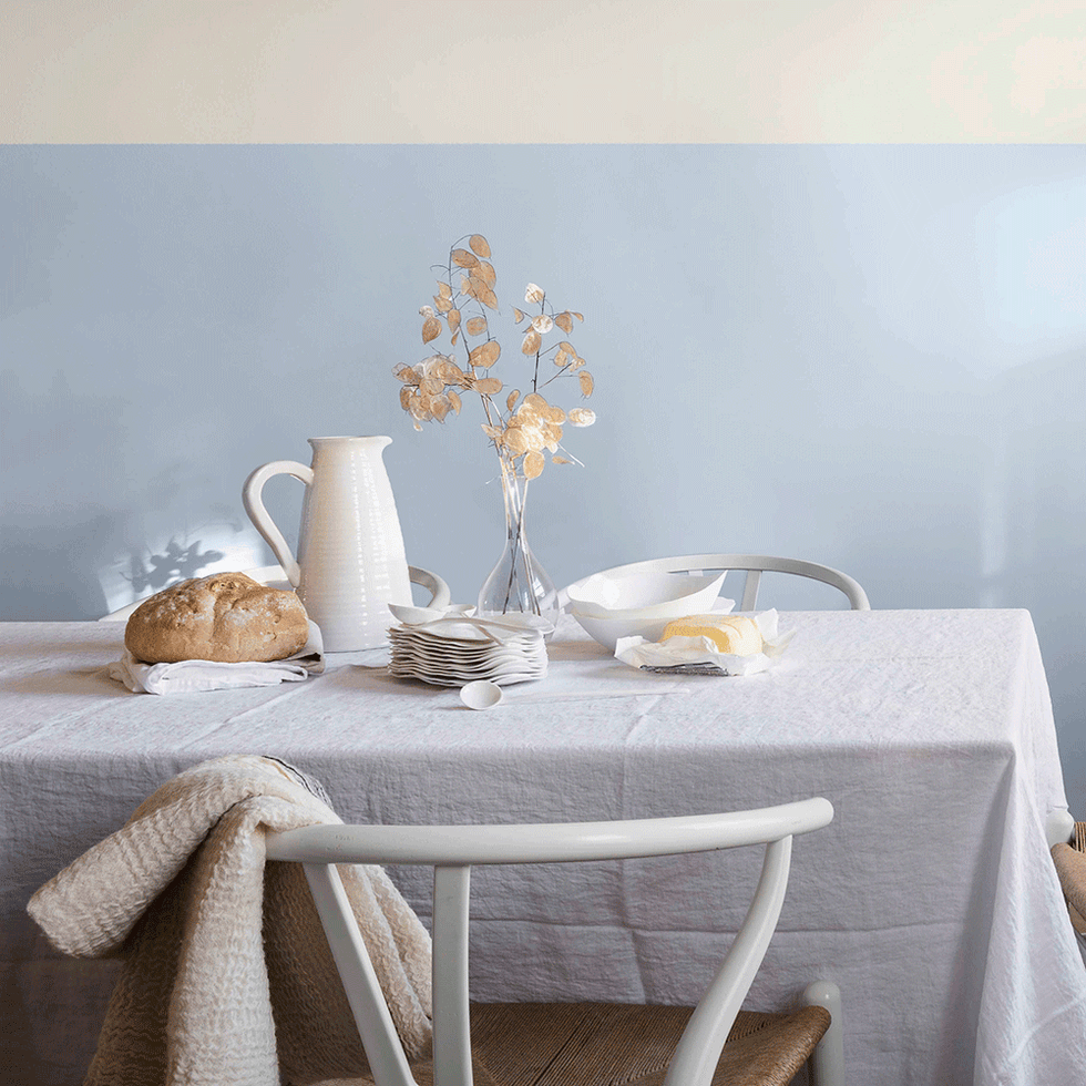 Serveware, Tablecloth, Table, Room, Linens, Dishware, Porcelain, Home accessories, Grey, Artifact, 