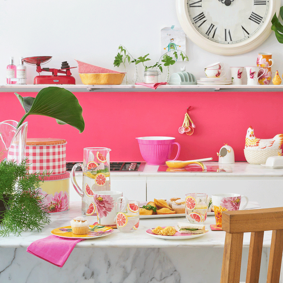 Tablecloth, Serveware, Dishware, Interior design, Wall clock, Home accessories, Porcelain, Linens, Cuisine, Clock, 