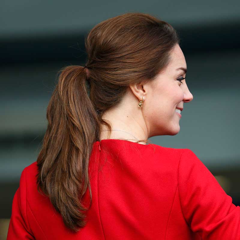 Hair, Hairstyle, Shoulder, Red, Chin, Long hair, Beauty, Neck, Chignon, Brown hair, 