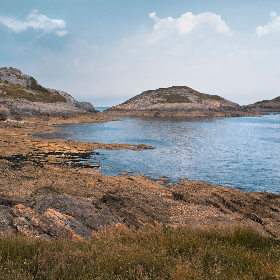Body of water, Coastal and oceanic landforms, Water, Mountainous landforms, Highland, Natural landscape, Coast, Hill, Shore, Loch, 