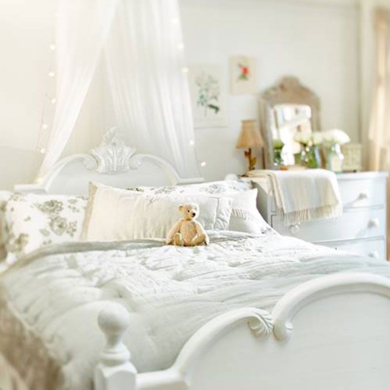 Bedroom, White, Bed, Bedding, Bed sheet, Furniture, Room, Bed frame, Interior design, Wall, 