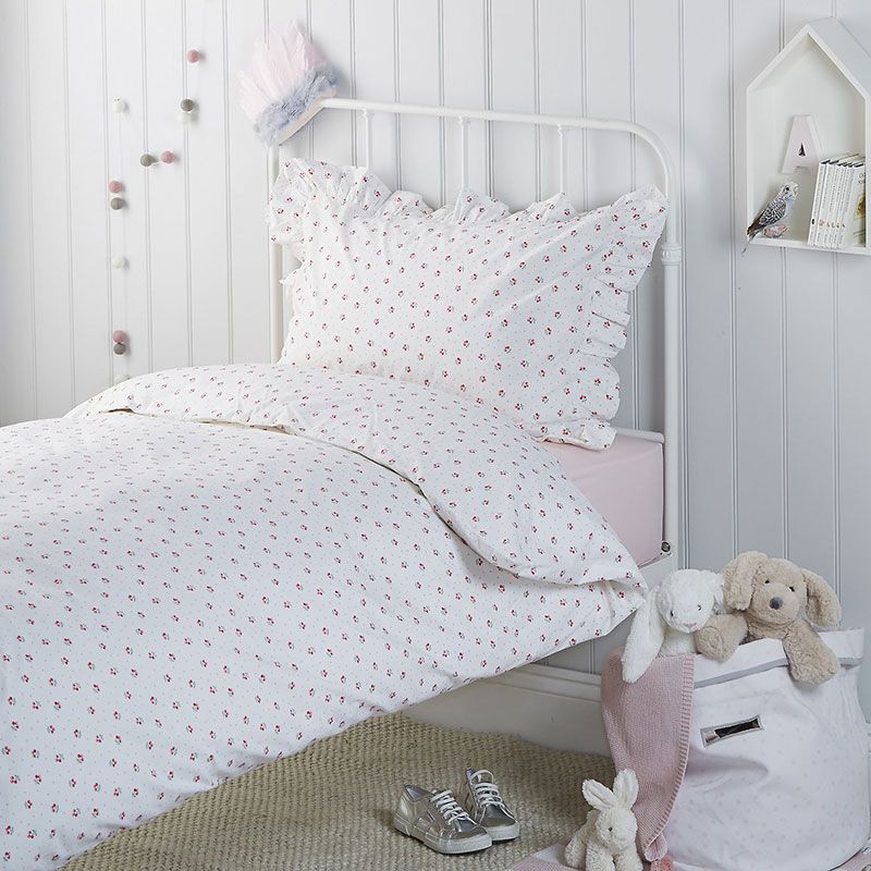 Bed sheet, Bedding, Product, Bed, Furniture, Bed frame, Textile, Duvet cover, Pillow, Duvet, 
