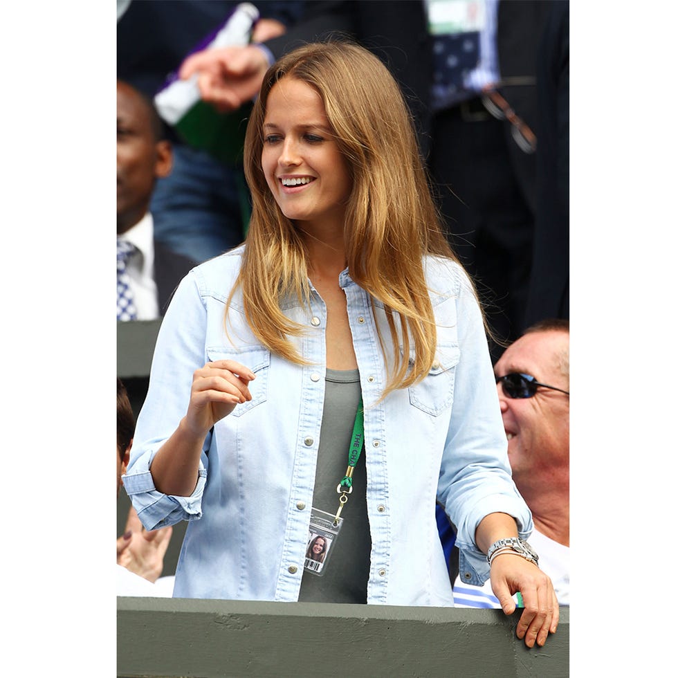 Hair, Street fashion, Hairstyle, Beauty, Outerwear, Long hair, Blond, Jacket, Fashion, Human, 