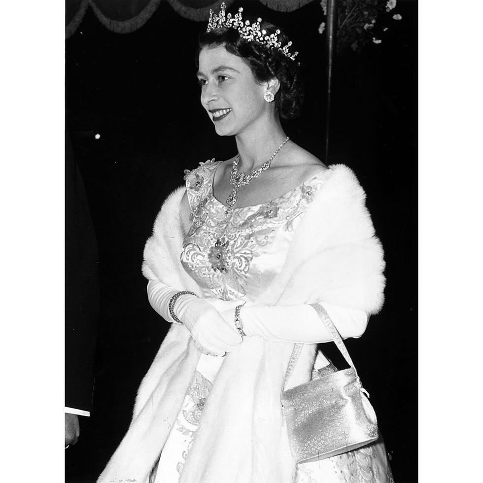 Dress, Hair accessory, Headpiece, Style, Fashion accessory, Headgear, Jewellery, Tiara, Fashion, Vintage clothing, 