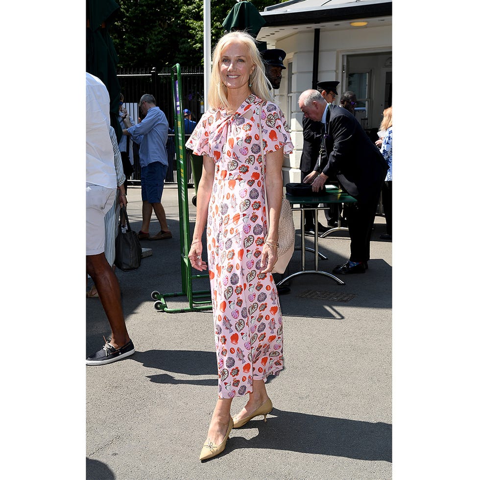 Street fashion, Clothing, Fashion, Dress, Footwear, Snapshot, Shoulder, Shoe, Eyewear, Haute couture, 