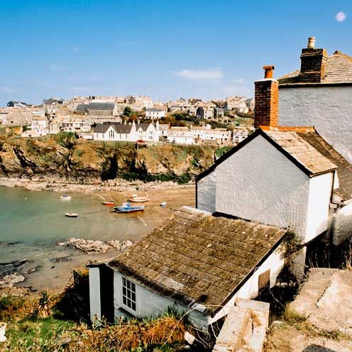 Neighbourhood, House, Coast, Coastal and oceanic landforms, Roof, Building, Watercraft, Residential area, Shore, Home, 