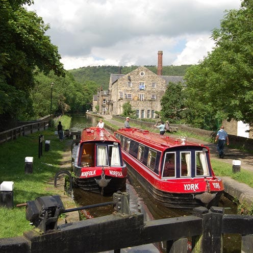Body of water, Waterway, Transport, Channel, Canal, Boat, Watercraft, Watercourse, Passenger, Travel, 