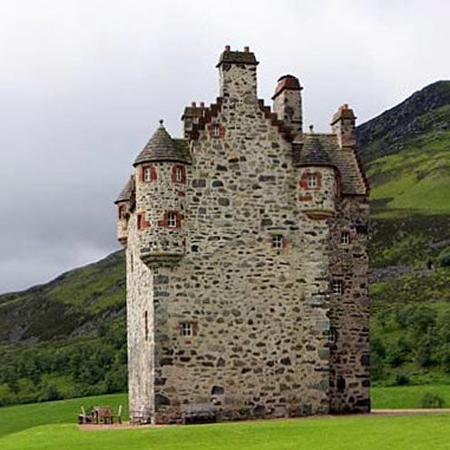 Highland, Wall, Landmark, Hill, Stone wall, Grassland, Castle, Fell, Hill station, Brick, 