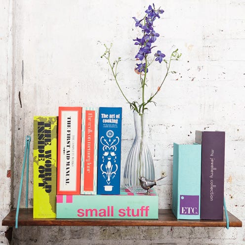 Lavender, Purple, Vase, Flowering plant, Majorelle blue, Flower Arranging, Cut flowers, Artifact, Rectangle, Herb, 