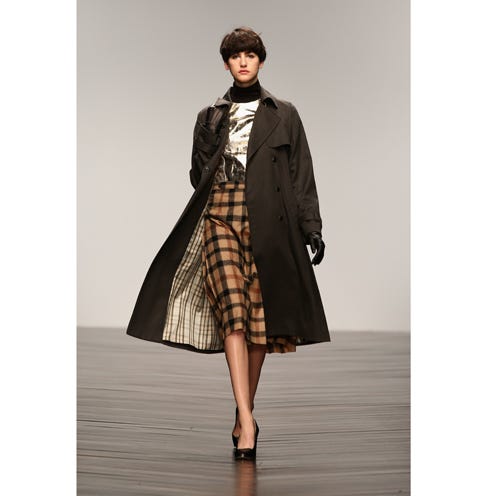 Sleeve, Textile, Outerwear, Coat, Style, Fashion model, Overcoat, Street fashion, Fashion, Knee, 