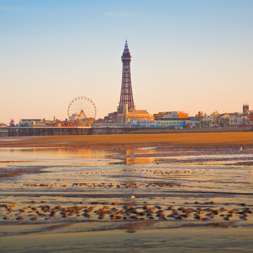 Sky, Tower, Urban area, City, Horizon, Metropolitan area, Landmark, Amber, Liquid, Metropolis, 