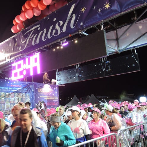 Magenta, Pink, Purple, Crowd, Public event, Violet, Sunglasses, Goggles, Stage, Stage equipment, 