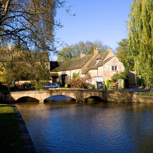 Body of water, Waterway, Channel, Bridge, Arch bridge, Tree, Neighbourhood, Bank, Watercourse, Arch, 