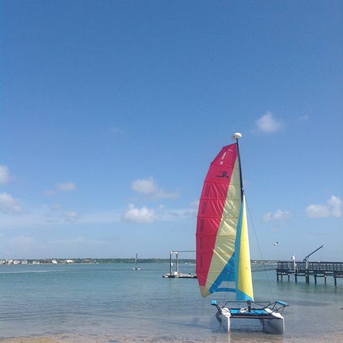 Body of water, Sky, Coastal and oceanic landforms, Watercraft, Boat, Waterway, Sail, Beach, Ocean, Sea, 
