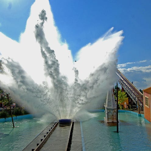 Daytime, Fluid, Liquid, Aqua, Atmospheric phenomenon, Water feature, World, Reflection, Meteorological phenomenon, Tourist attraction, 